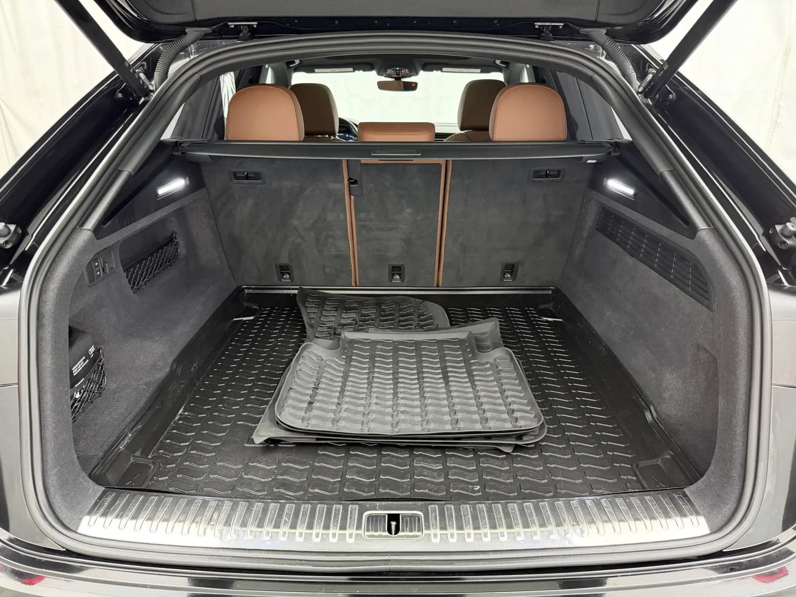 Used 2022 Audi Q8 Prestige AWD/4WD image 52