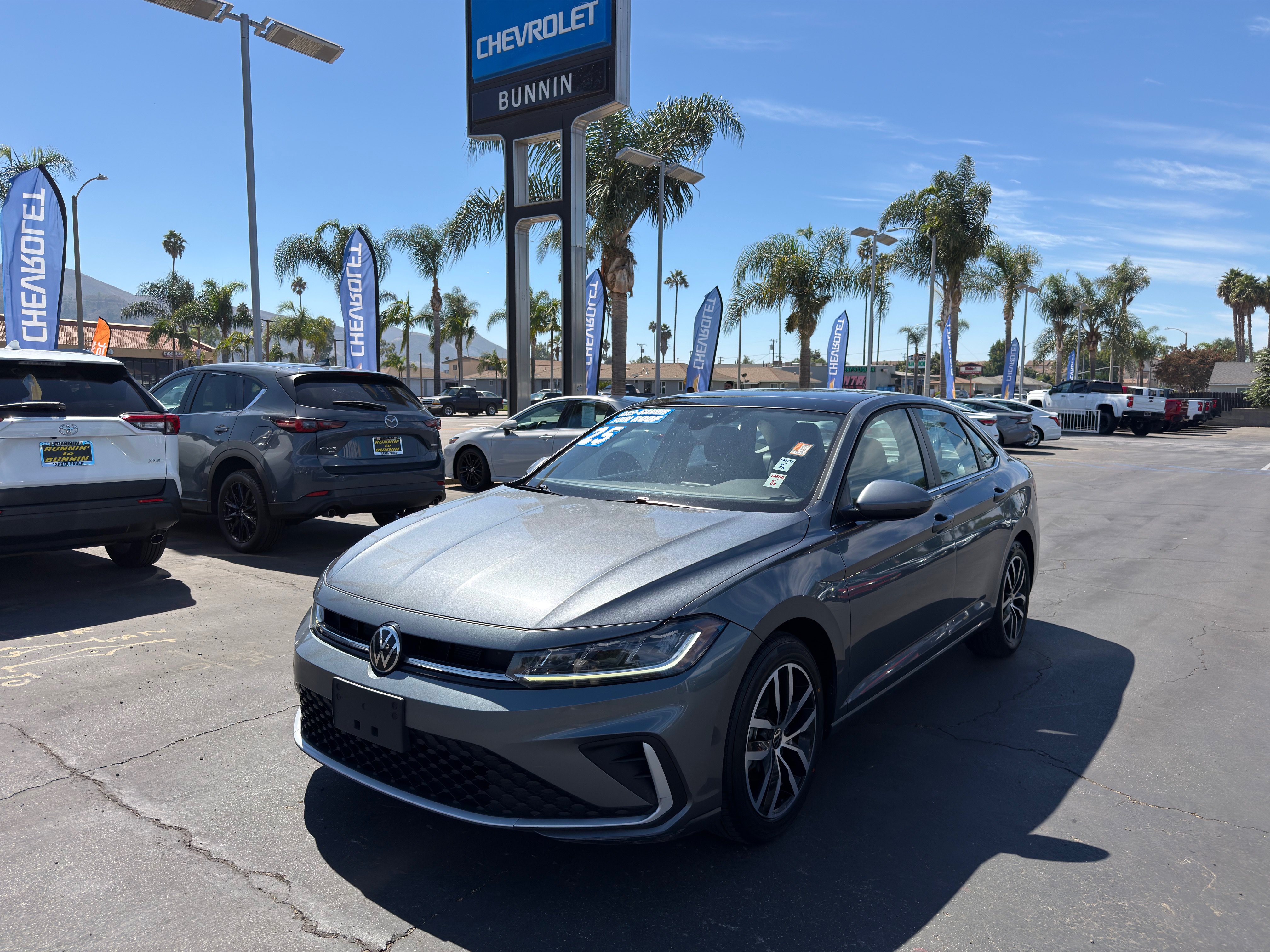 Used 2025 Volkswagen Jetta SE FWD image 4