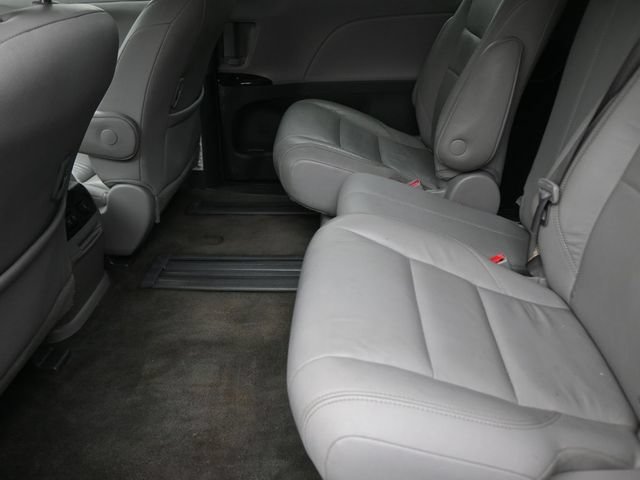 Used 2018 Toyota Sienna XLE FWD image 16