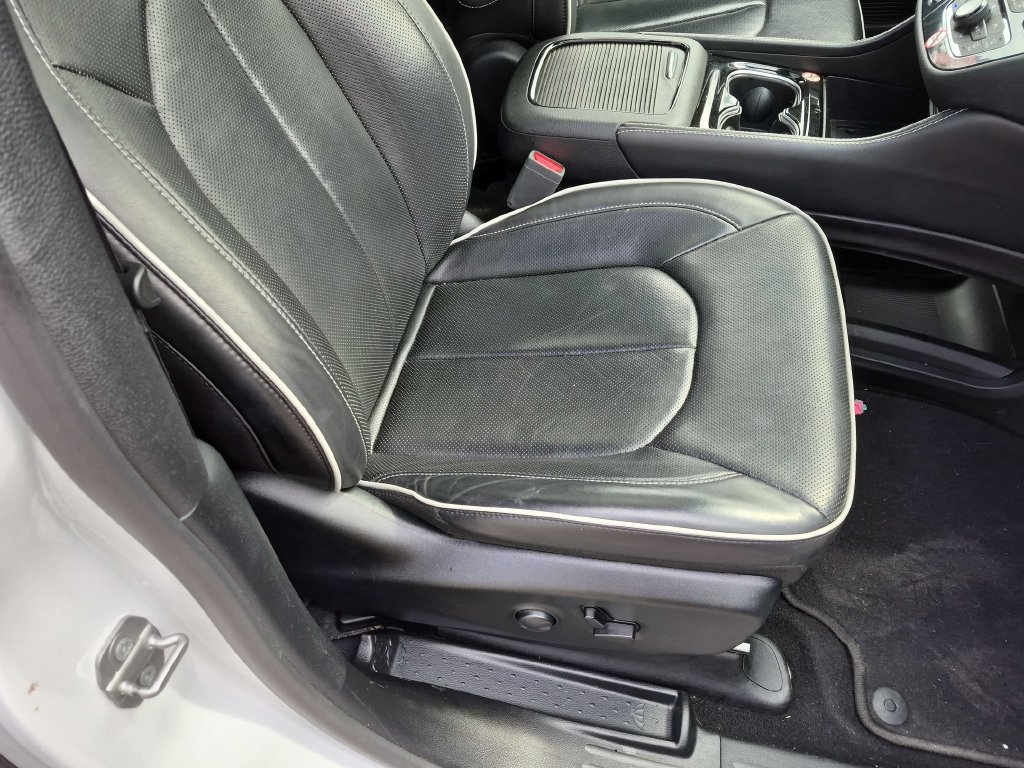 Used 2025 Chrysler Pacifica Limited FWD image 31
