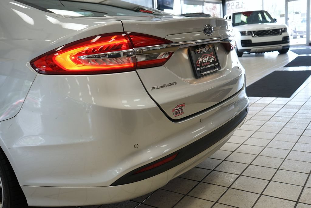 Used 2018 Ford Fusion SE w/ Fusion SE Technology Package FWD image 15