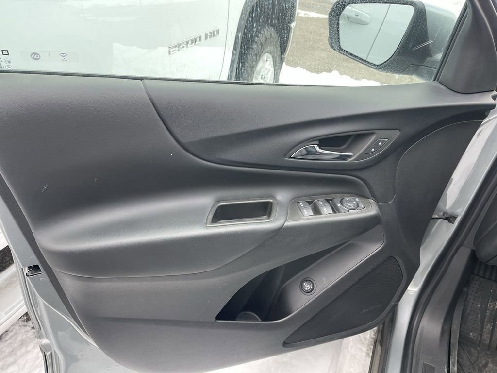 Used 2023 Chevrolet Equinox LT image 2