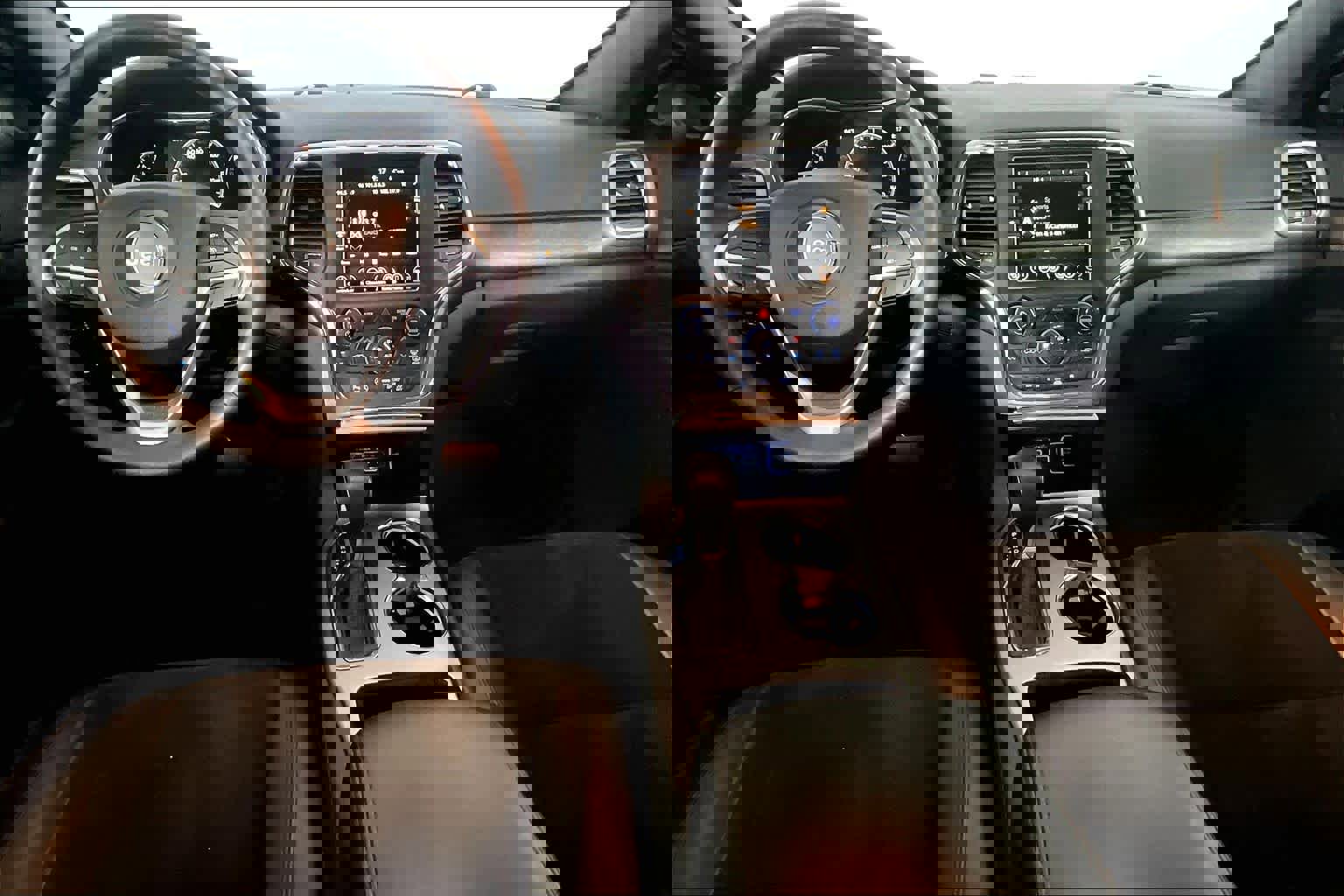 Used 2018 Jeep Grand Cherokee Altitude AWD/4WD image 14