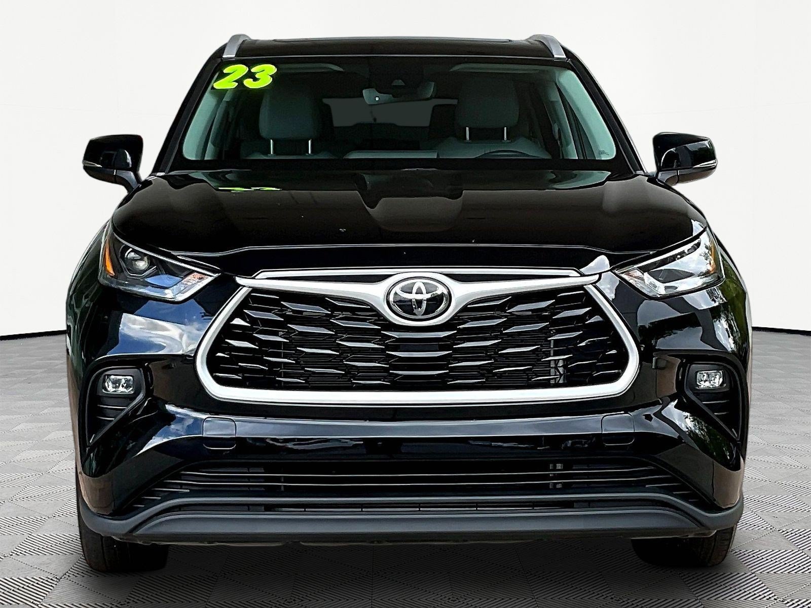 Used 2023 Toyota Highlander XLE AWD/4WD image 2