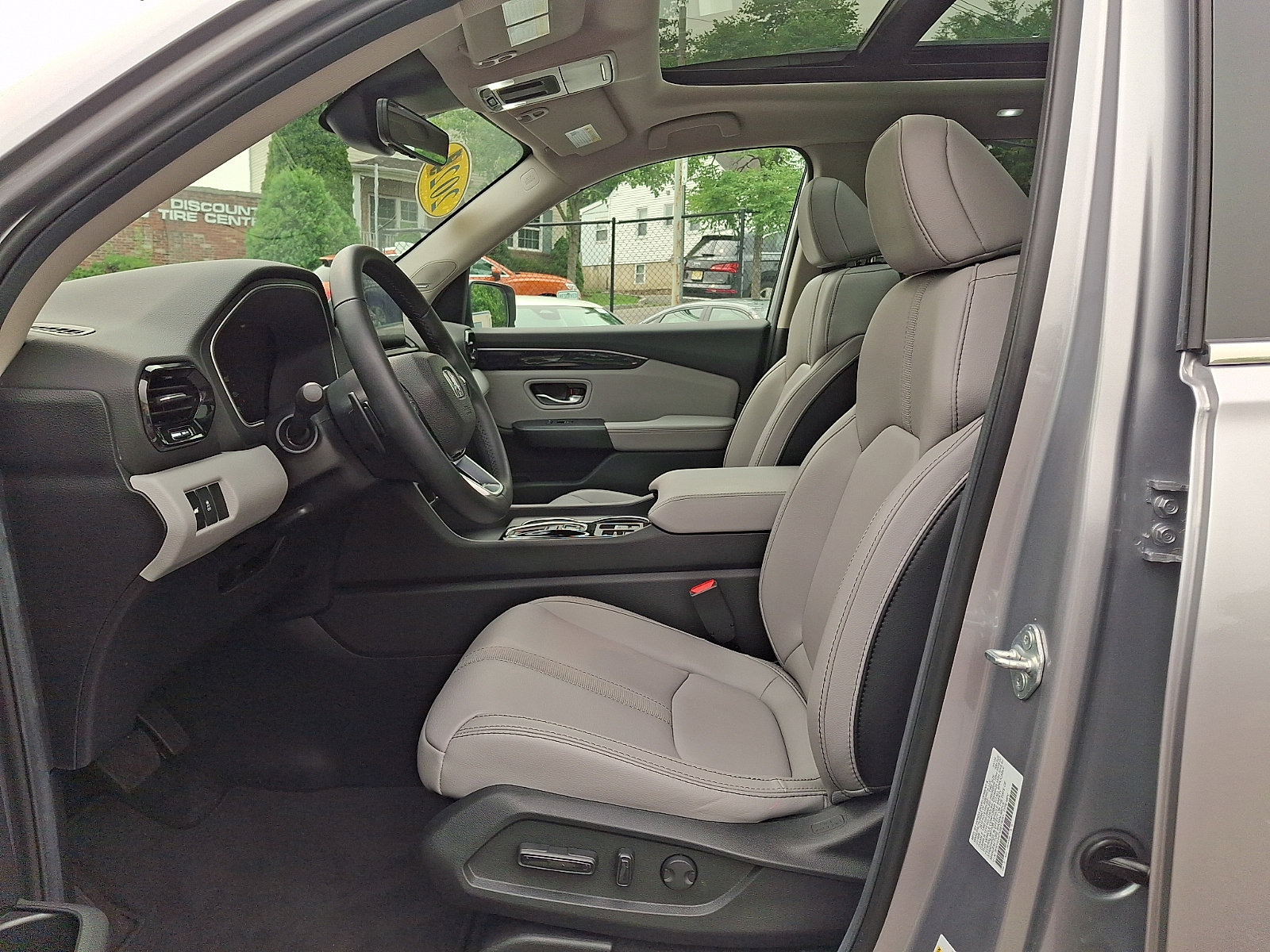 Used 2025 Honda Pilot Touring image 13