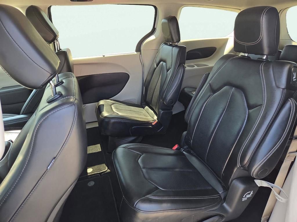 Used 2023 Chrysler Pacifica Touring-L image 18