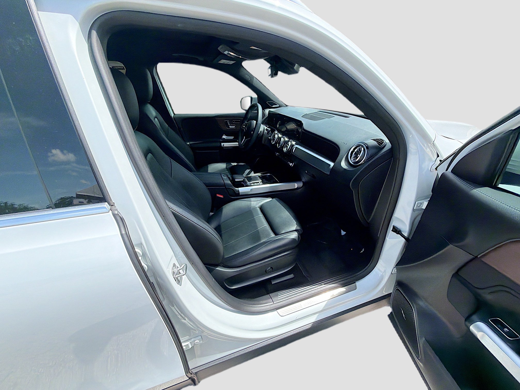 Used 2023 Mercedes-Benz EQB 300 4MATIC image 31
