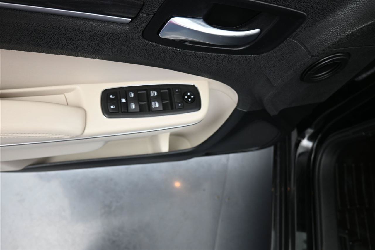 Used 2021 Chrysler 300 Touring w/ Sport Appearance Package RWD image 13