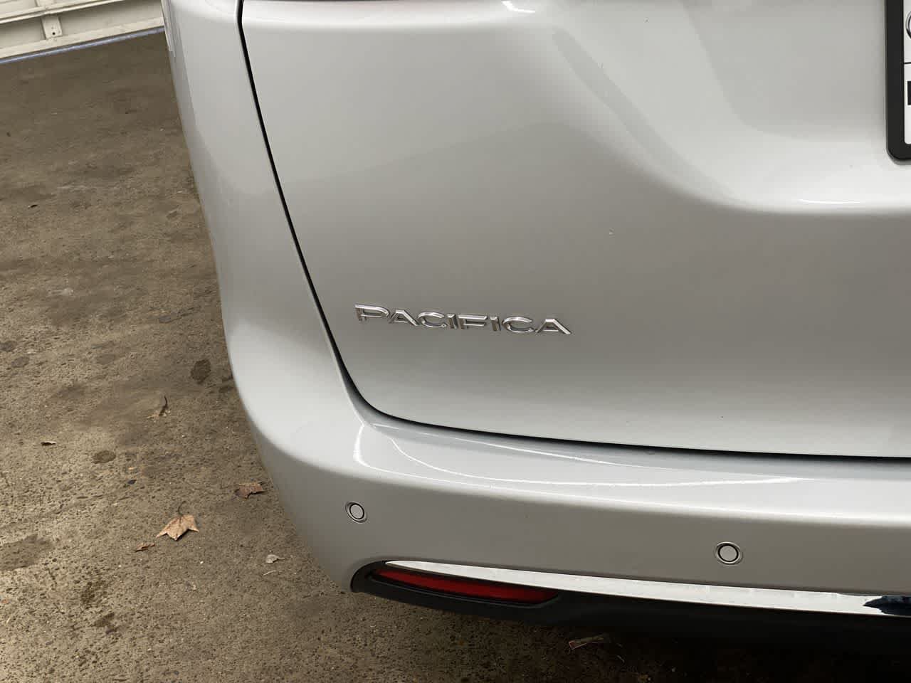 Used 2024 Chrysler Pacifica Touring-L FWD image 10