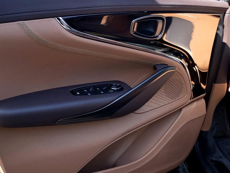 New 2025 Aston Martin DBX 707 image 10