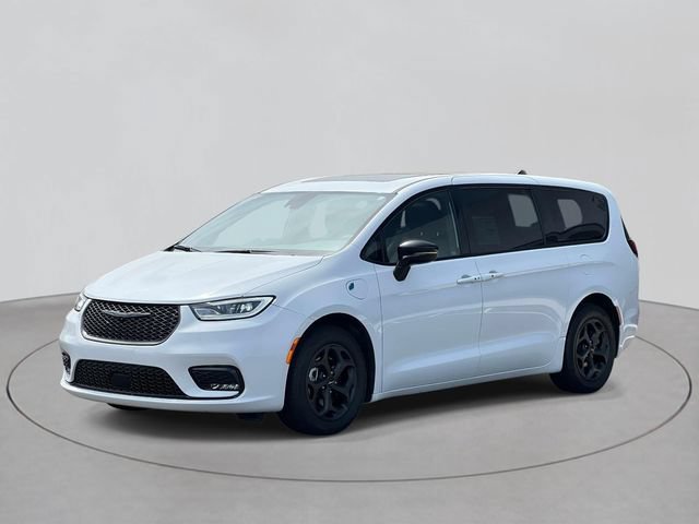Used 2023 Chrysler Pacifica Limited w/ Uconnect Theater Family Group FWD image 1