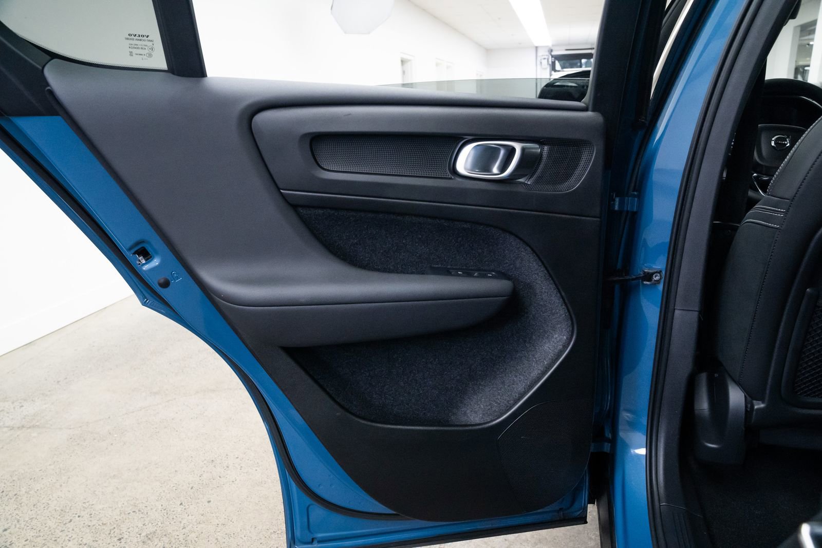 Used 2023 Volvo C40 P8 Recharge Ultimate image 18