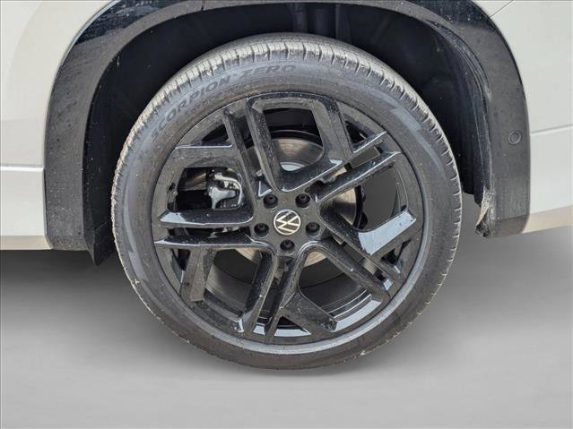 New 2026 Volkswagen Tiguan SE R-Line FWD image 9