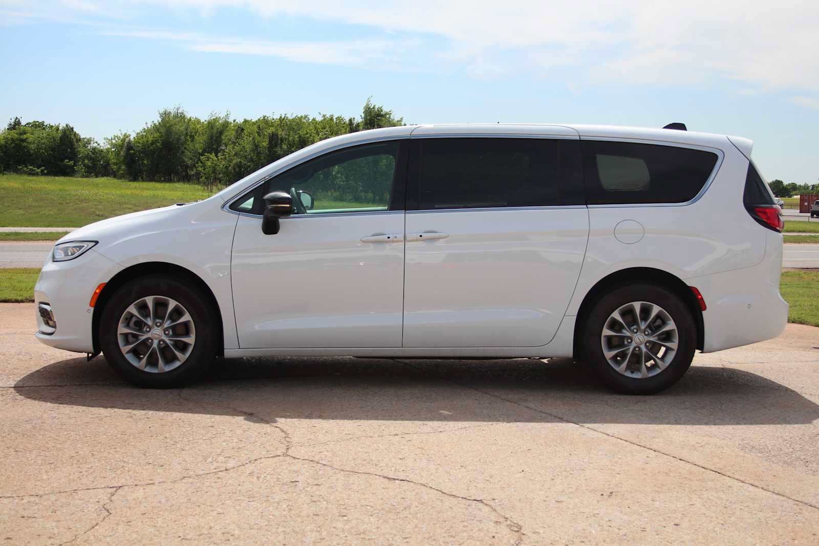 New 2025 Chrysler Pacifica Select AWD/4WD image 6