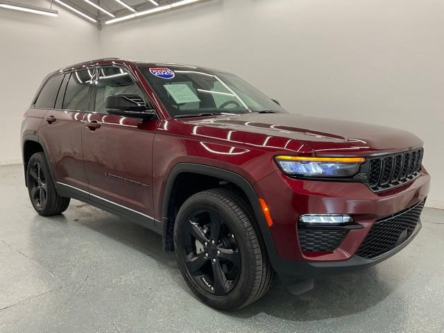 Used 2025 Jeep Grand Cherokee Limited w/ Black Appearance Package AWD/4WD image 8