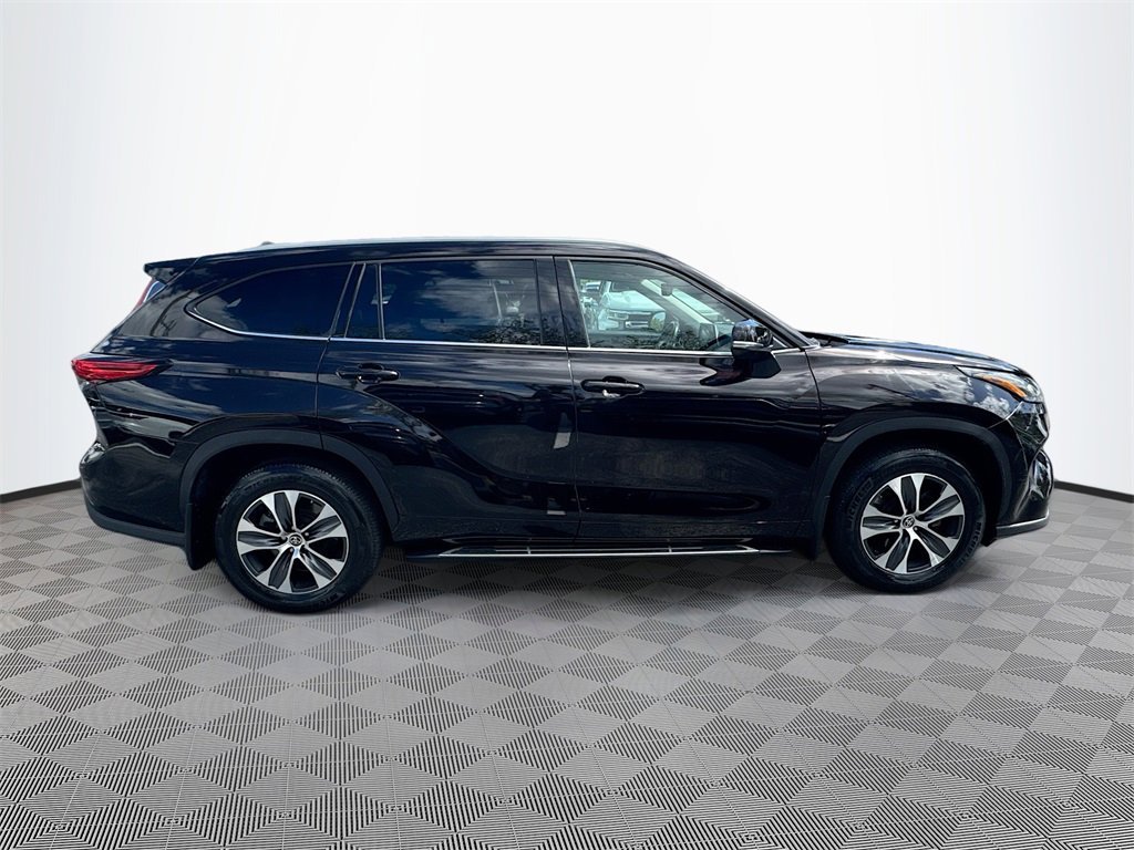 Used 2022 Toyota Highlander XLE image 4