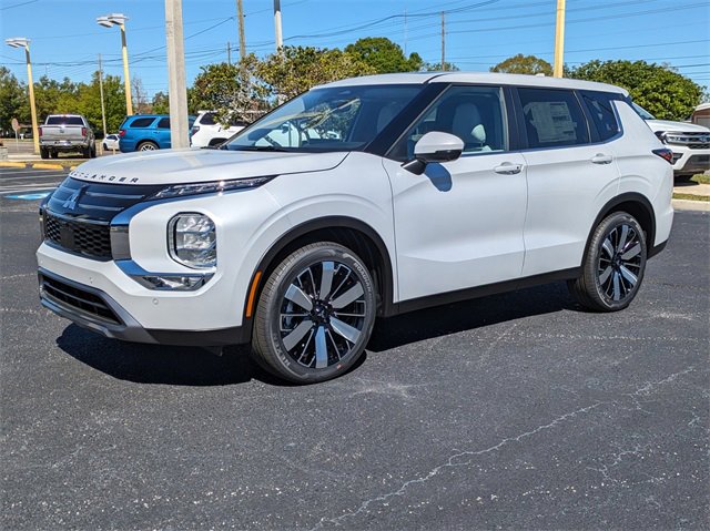 New 2025 Mitsubishi Outlander SE image 2