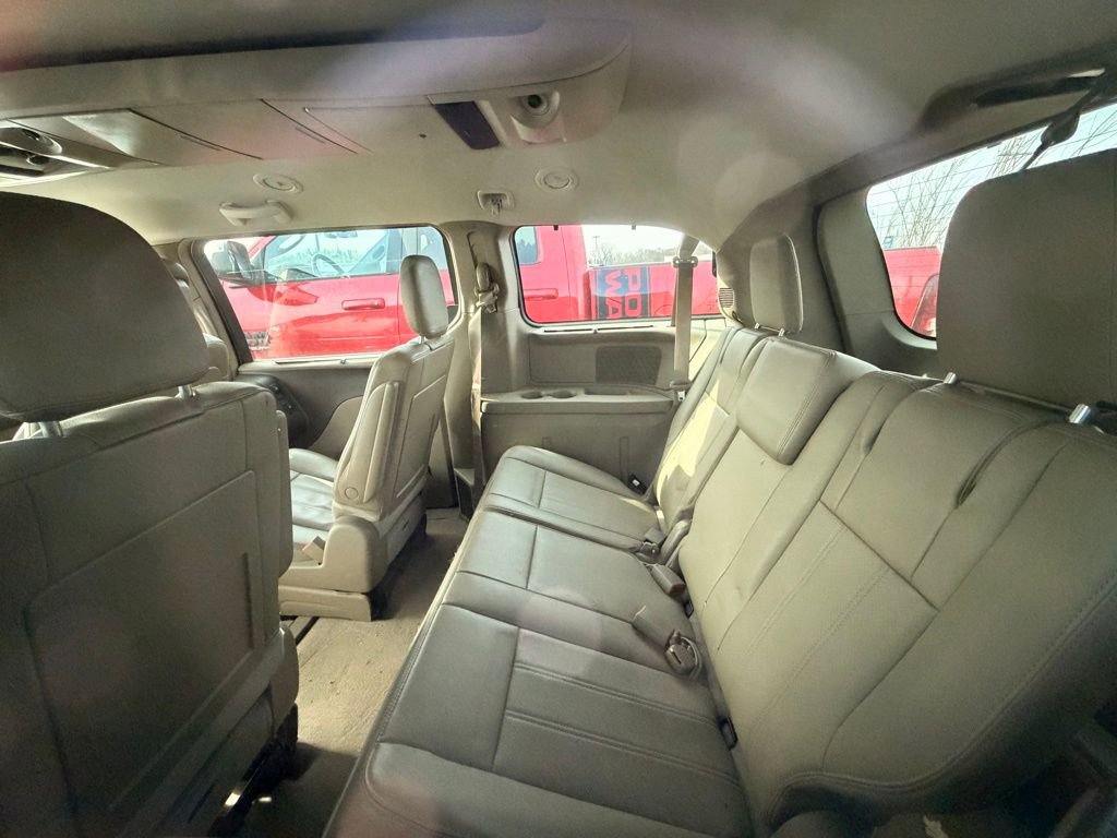 Used 2014 Chrysler Town & Country Touring-L w/ Driver Convenience Group image 10