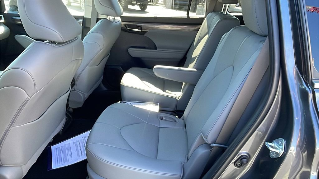 Used 2024 Toyota Highlander Limited image 12