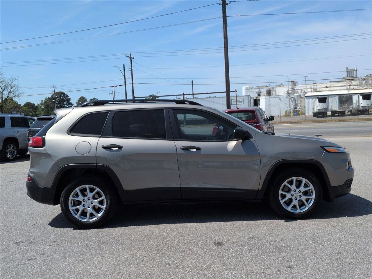 Used 2017 Jeep Cherokee Sport FWD image 2