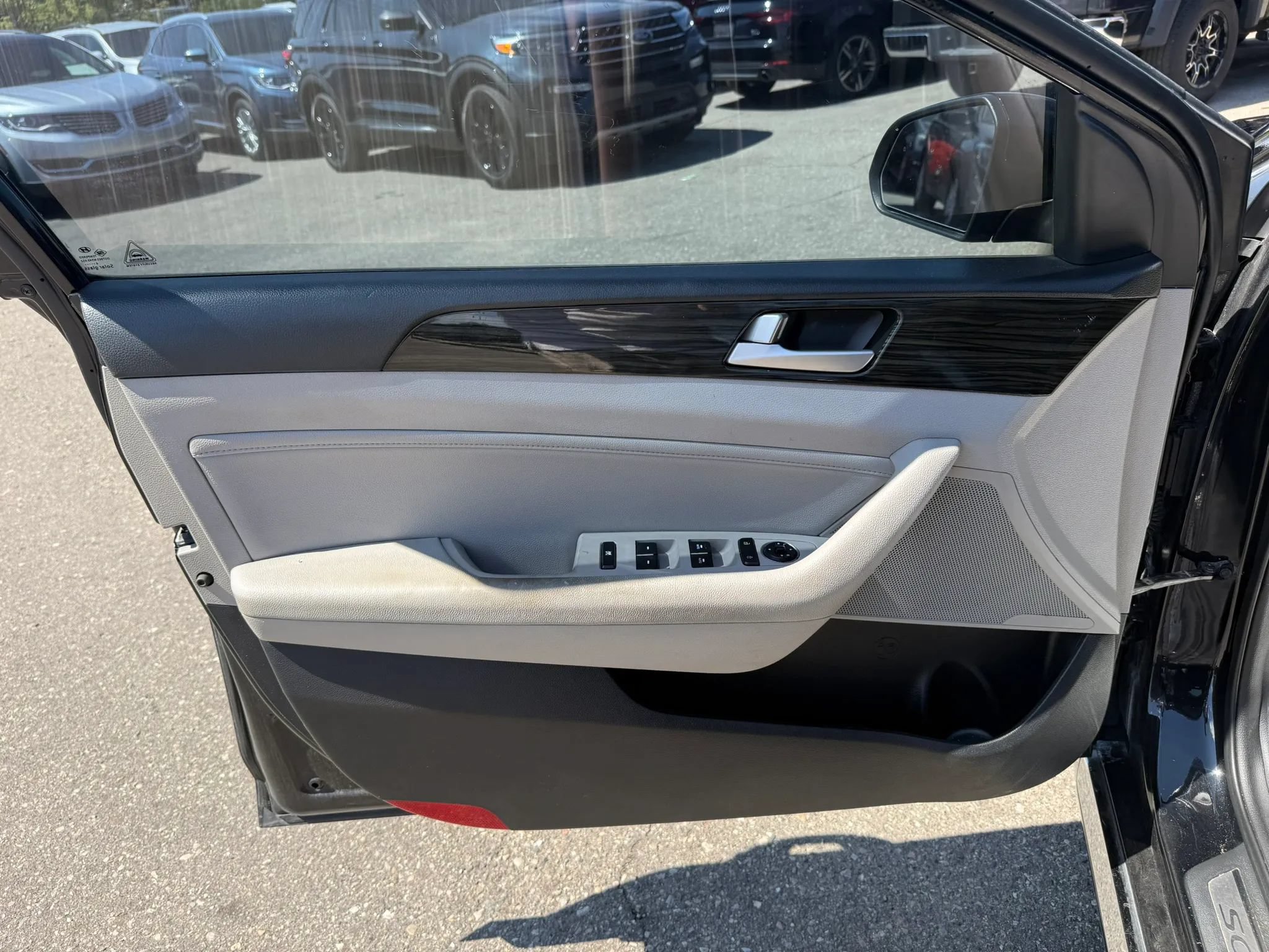Used 2017 Hyundai Sonata Limited w/ Cargo Package FWD image 18