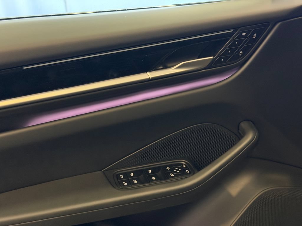 Certified 2025 Porsche Macan 4S Electric AWD/4WD image 13
