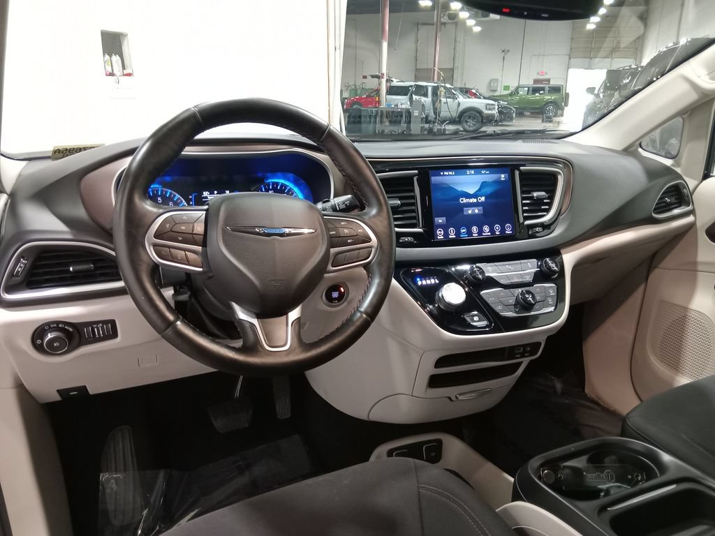 Used 2019 Chrysler Pacifica Touring Plus w/ Tire & Wheel Group FWD image 15