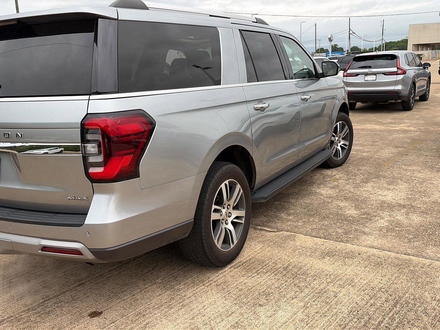 Used 2024 Ford Expedition Max Limited AWD/4WD image 2