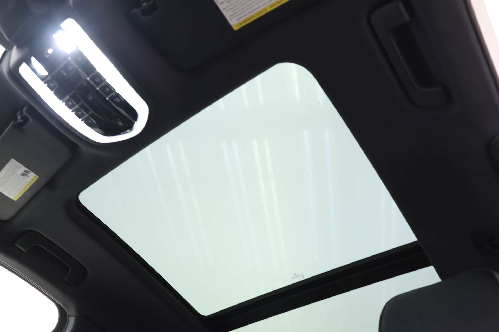 Certified 2024 Porsche Macan image 20