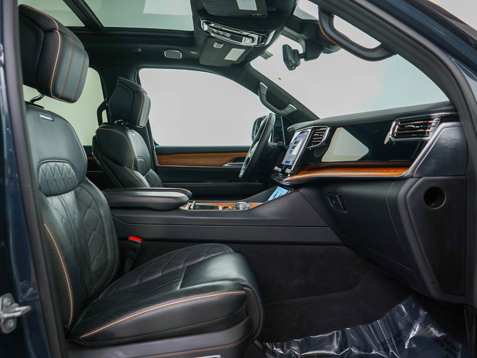 Used 2024 Jeep Grand Wagoneer L Series III image 11