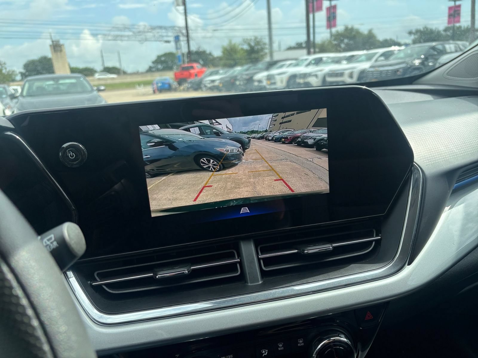 Used 2025 Chevrolet Trax LT FWD image 22