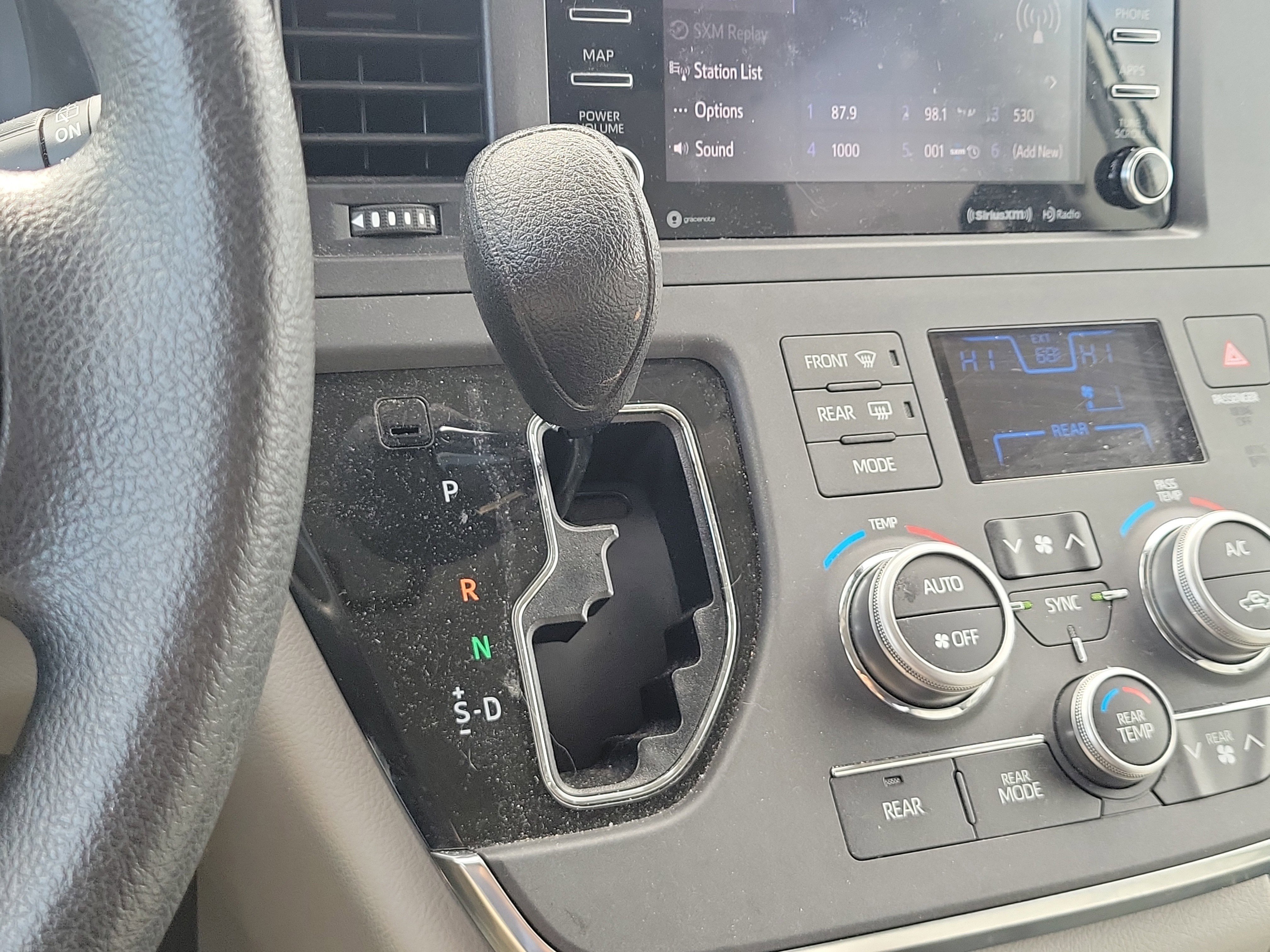 Used 2019 Toyota Sienna LE w/ Carpet Mat Package image 32