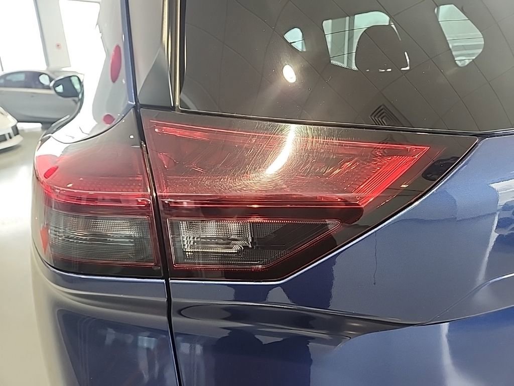 Used 2023 Nissan Rogue S image 7