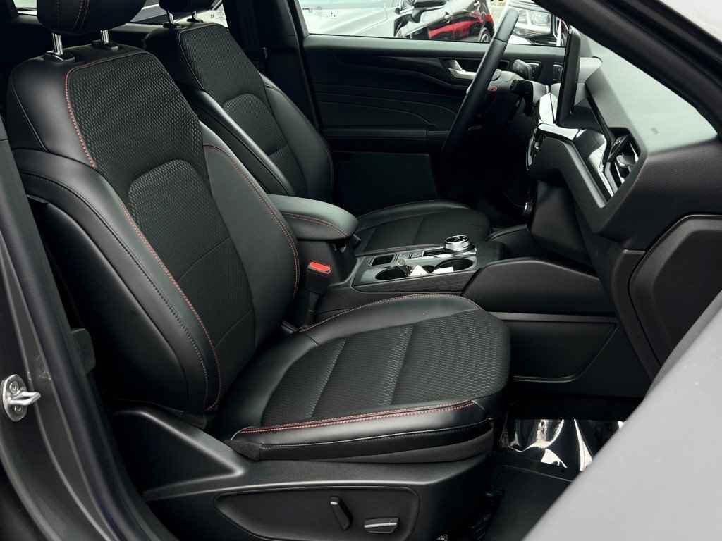 Used 2025 Ford Escape ST-Line Select w/ Tech Pack #2 image 9