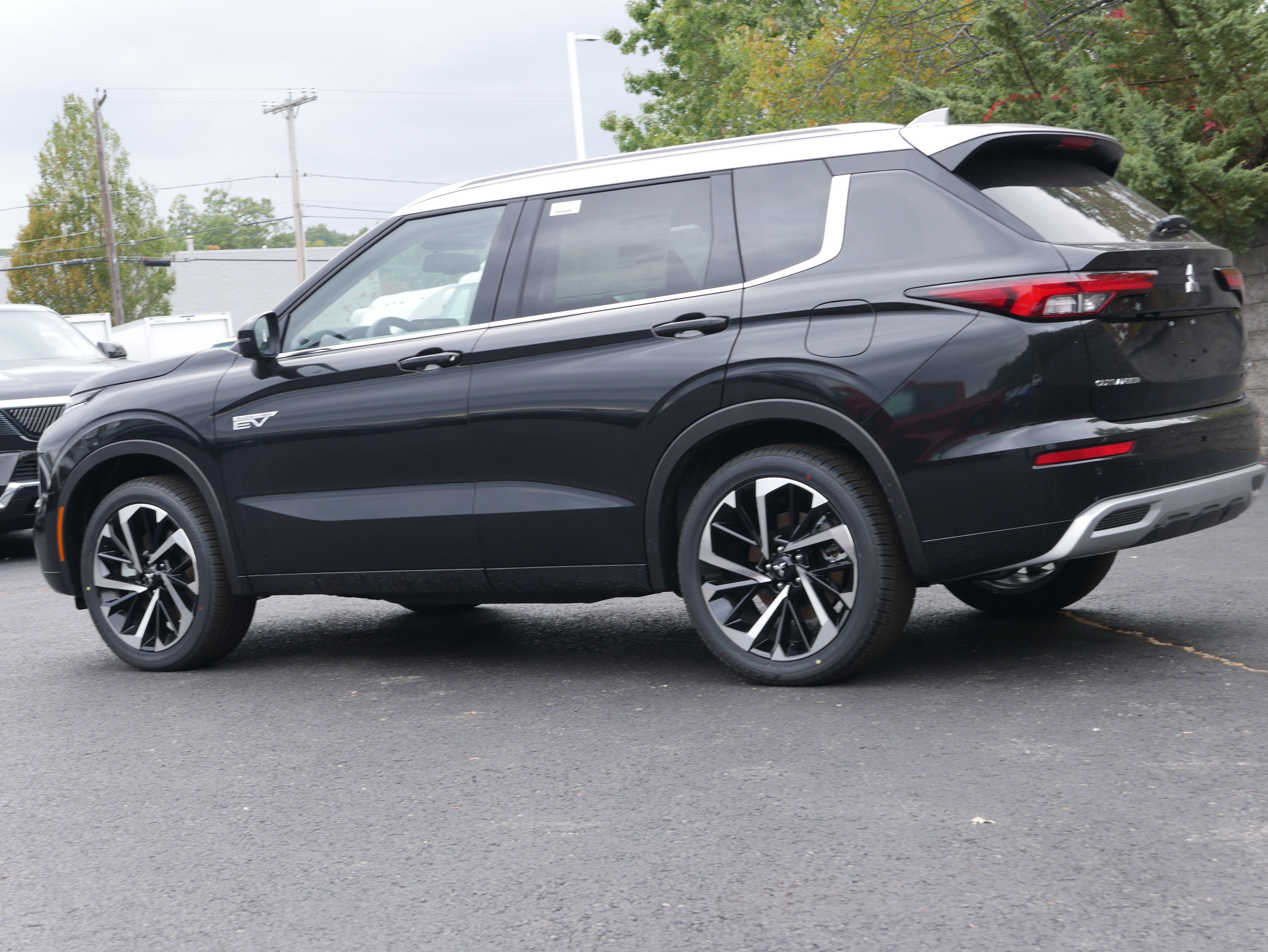 New 2025 Mitsubishi Outlander 4WD Plug-In Hybrid image 4