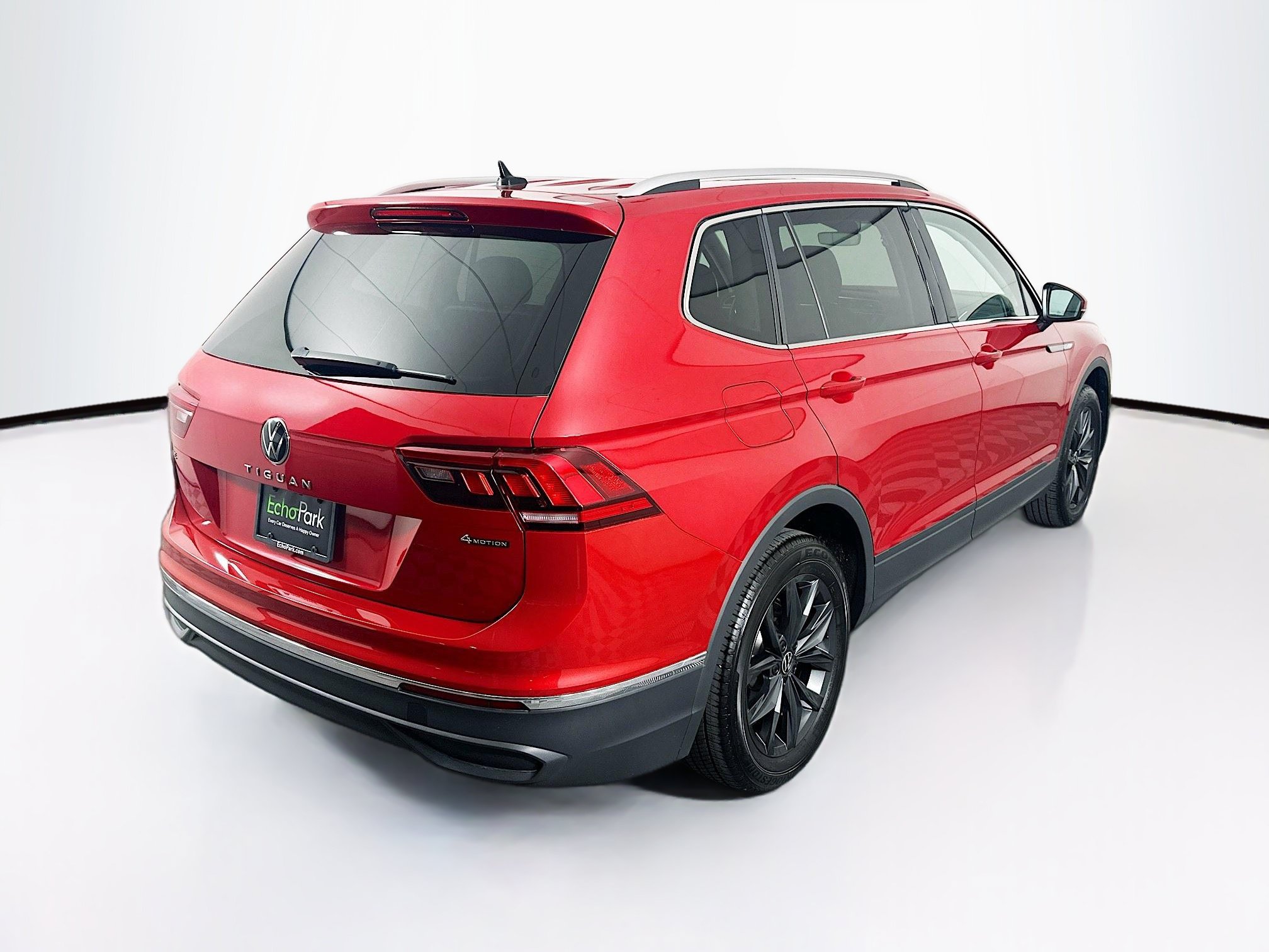 Used 2024 Volkswagen Tiguan SE w/ Panoramic Sunroof Package AWD/4WD image 9