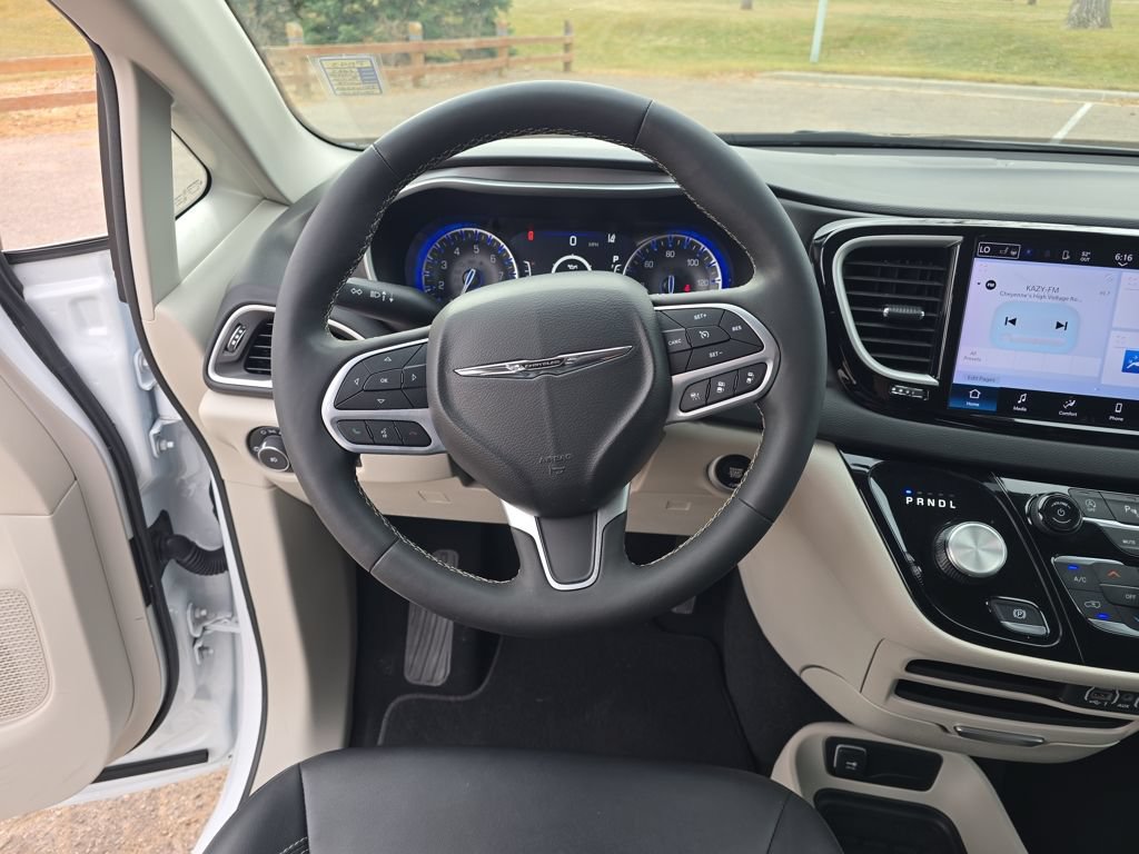 Used 2024 Chrysler Pacifica Touring-L FWD image 14