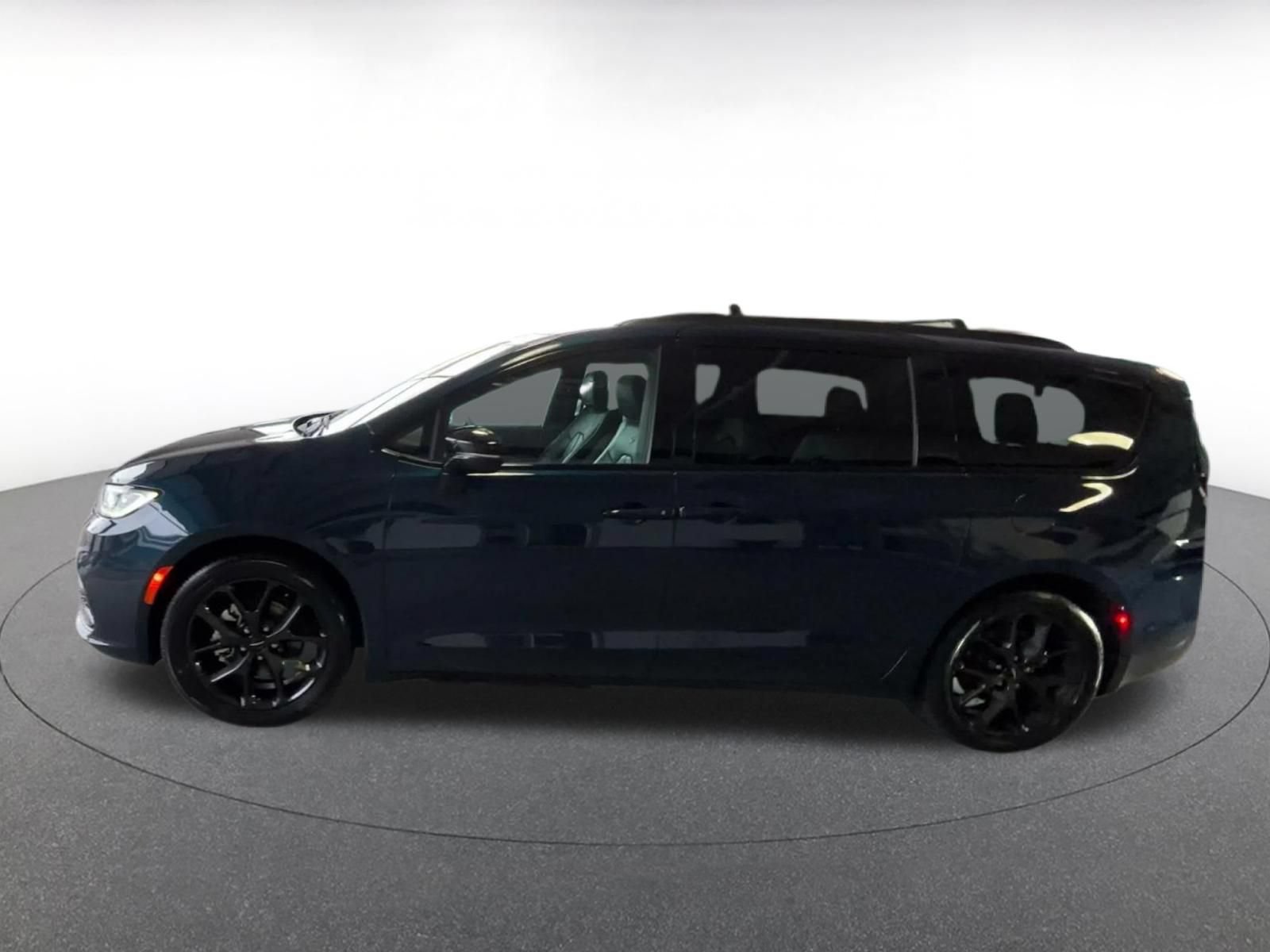 Used 2025 Chrysler Pacifica Limited FWD image 8