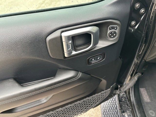 Used 2018 Jeep Wrangler Unlimited Sahara image 18