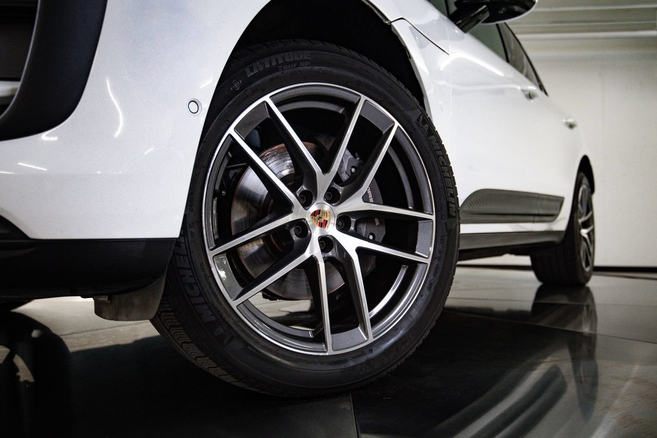 Certified 2023 Porsche Macan AWD/4WD image 12