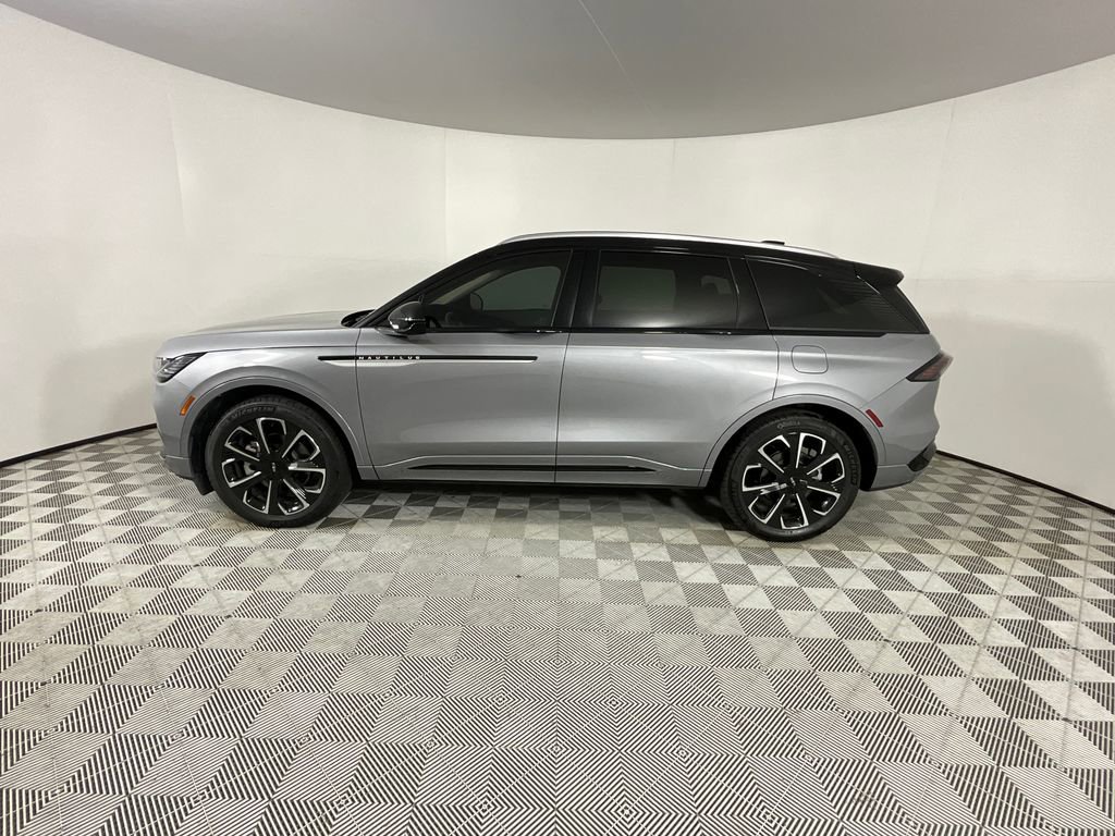 Used 2025 Lincoln Nautilus Reserve AWD/4WD image 2