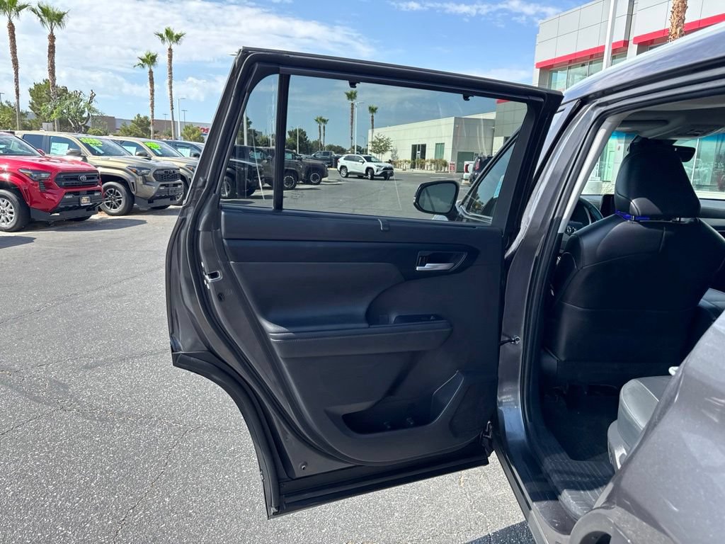 Used 2023 Toyota Highlander XLE AWD/4WD image 18