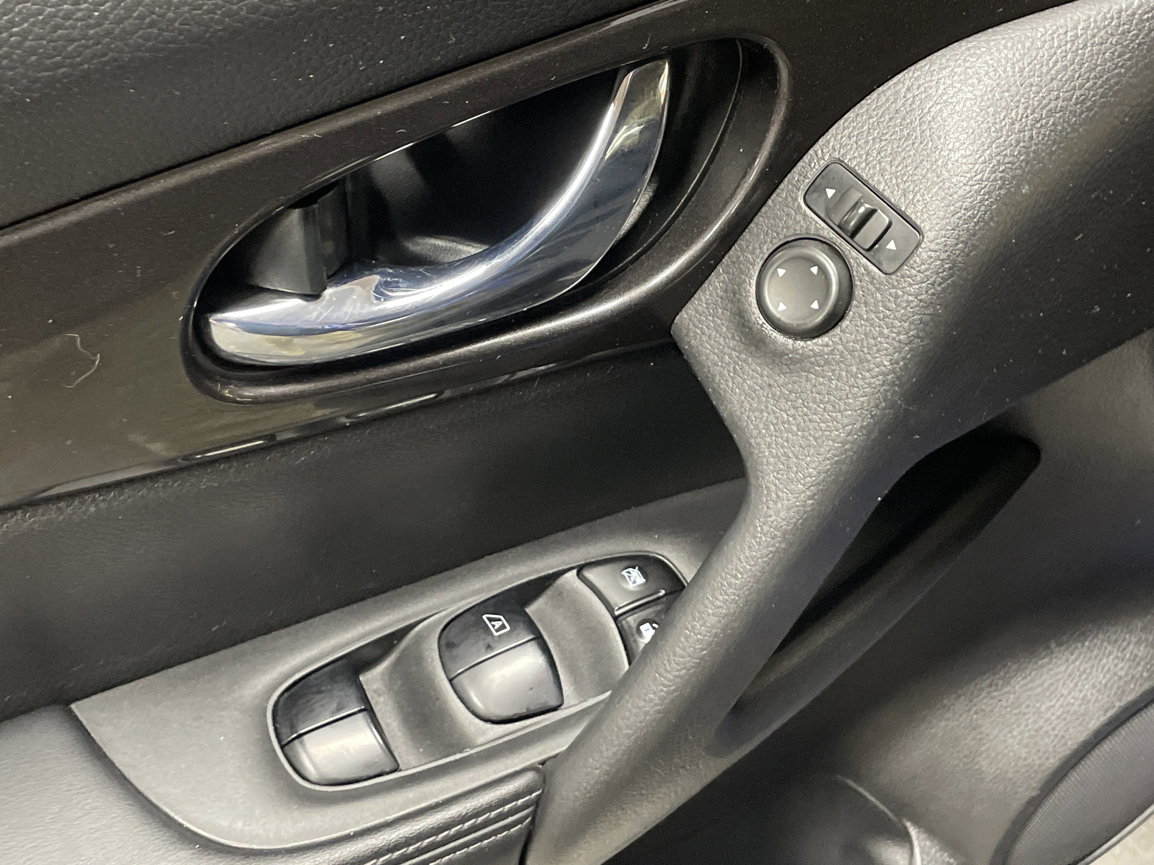 Used 2019 Nissan Rogue SV image 15