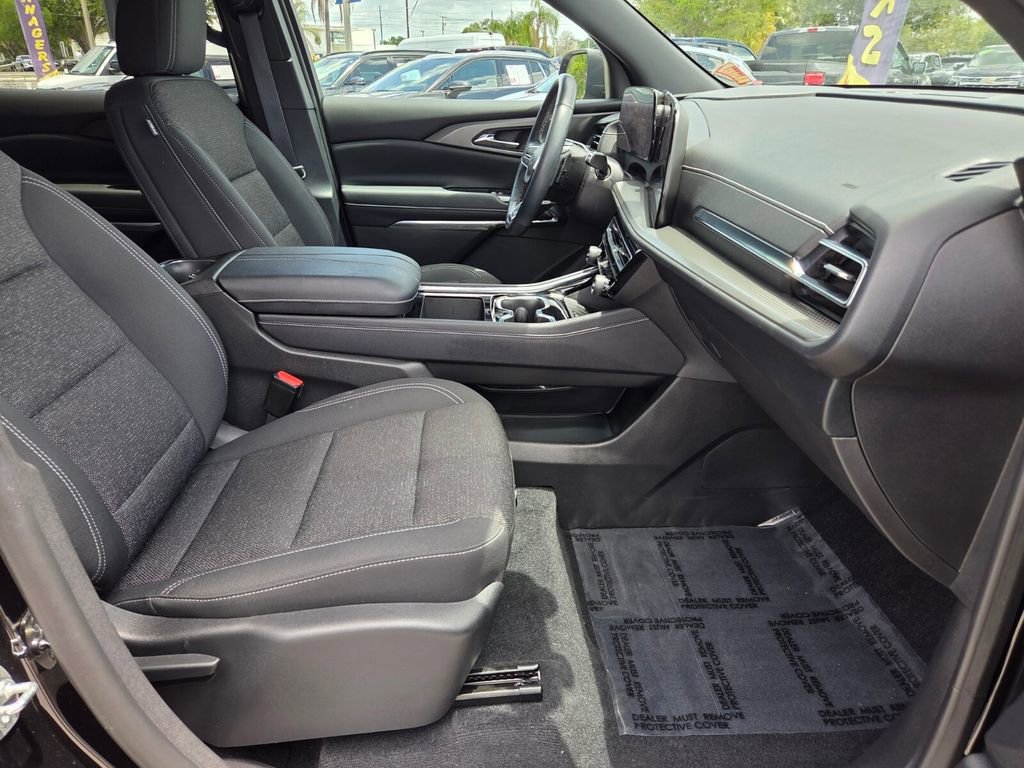 Used 2025 Chevrolet Traverse LT w/ Midnight/Sport Edition FWD image 16