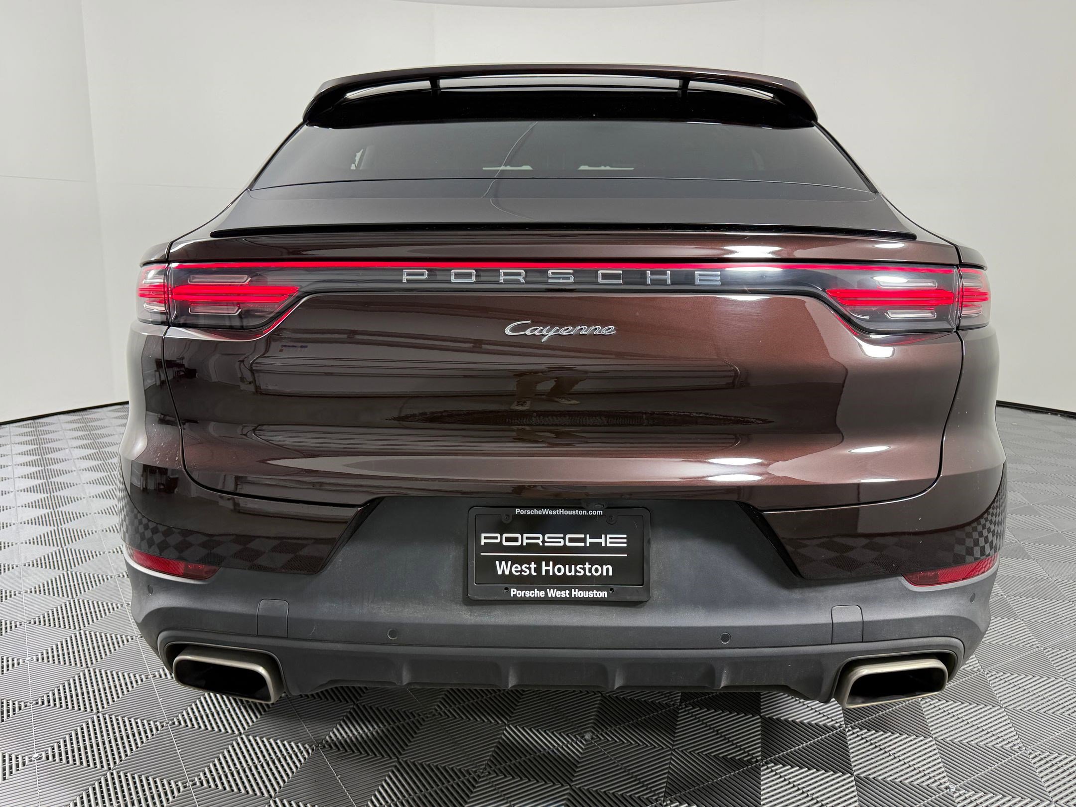 Certified 2023 Porsche Cayenne Platinum Edition image 10