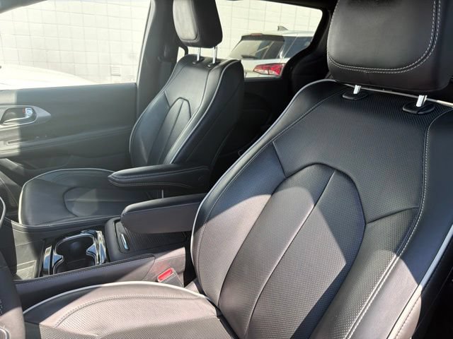 Used 2026 Chrysler Pacifica Limited FWD image 8