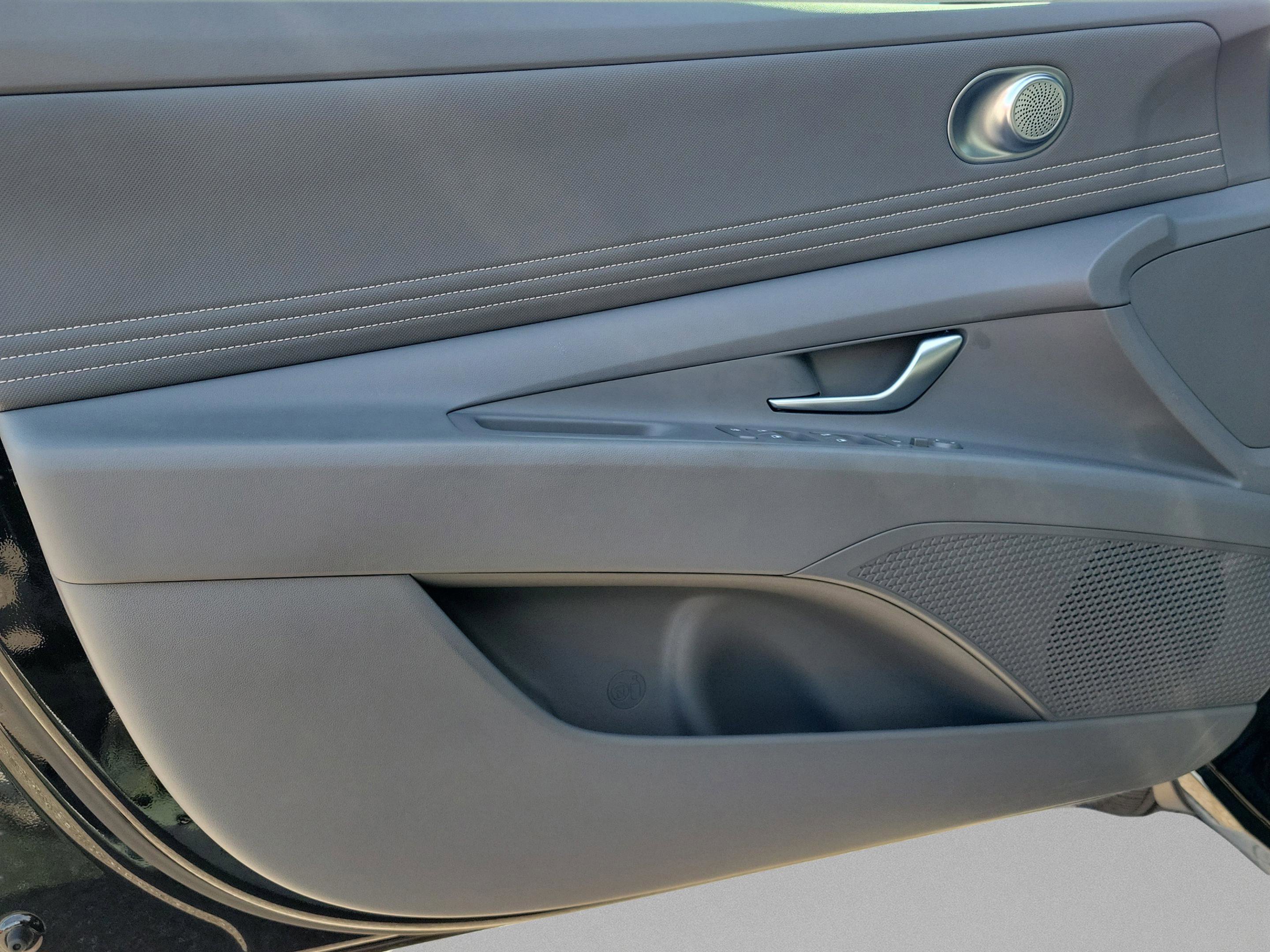 Used 2025 Hyundai Elantra Sport image 12