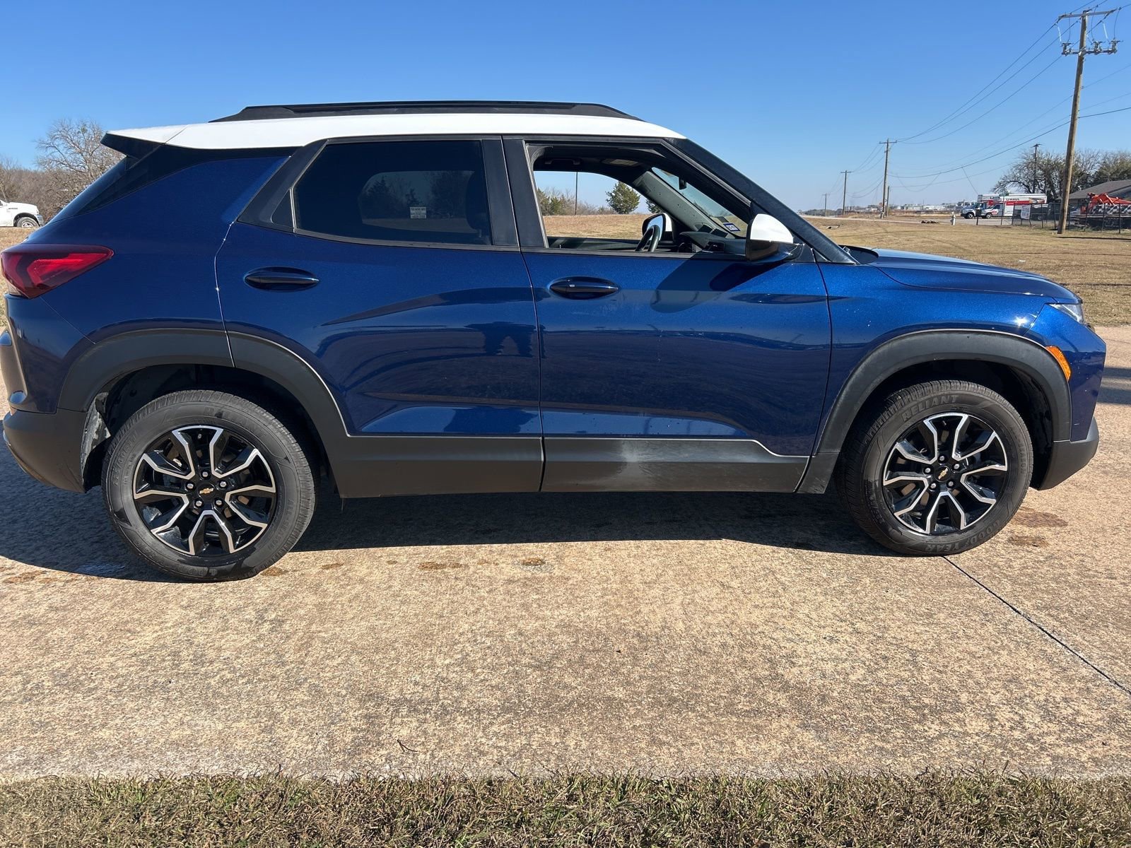 Used 2022 Chevrolet TrailBlazer ACTIV w/ Sun and Liftgate Package image 2