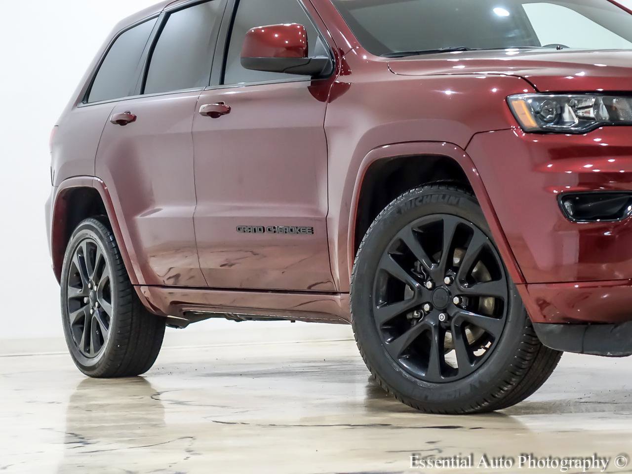 Used 2017 Jeep Grand Cherokee Altitude AWD/4WD image 4