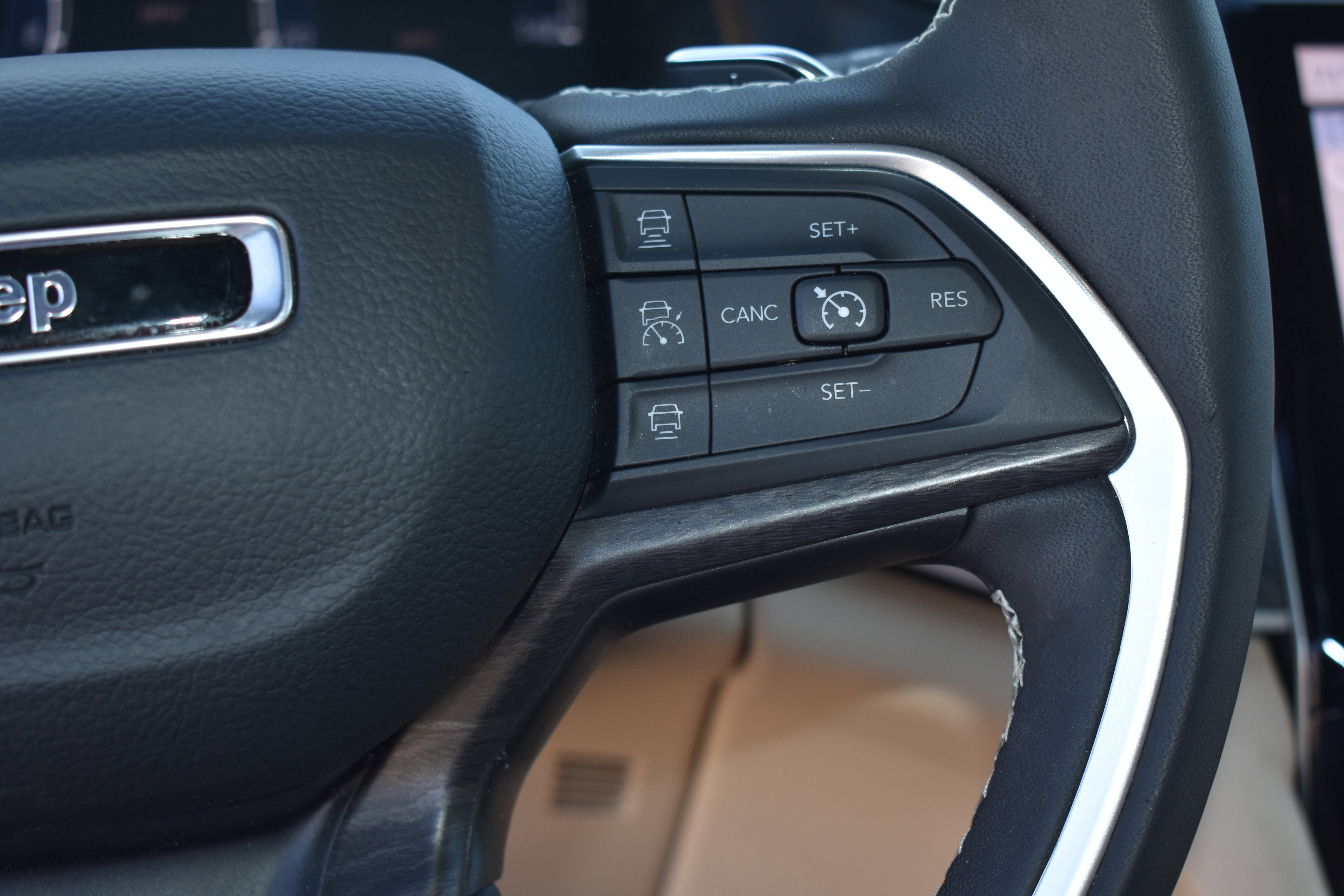 Used 2025 Jeep Grand Cherokee Limited w/ Luxury Tech Group II image 14